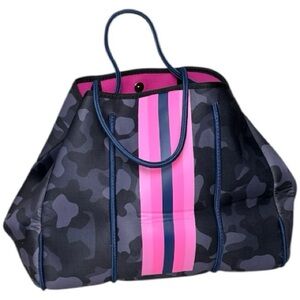 Parker & Hyde (EUC) Neoprene Pink w/Gray
Camo Hunter Bee Large Tote w/out Wallet